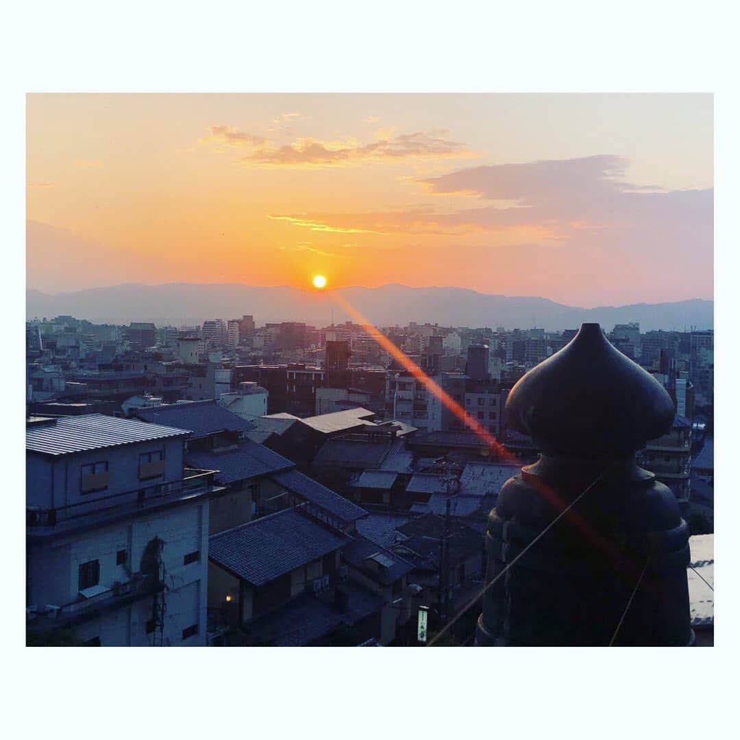 望月理恵さんのインスタグラム写真 - (望月理恵Instagram)「京都の大雲院で見た夕陽✨  思わず手を合わせました。 綺麗です。 #大雲院#幻の銅閣寺と言われています #普段は非公開 #特別公開あり #本堂の阿弥陀如来さまには会えませんでした。」12月2日 14時26分 - mochiee28