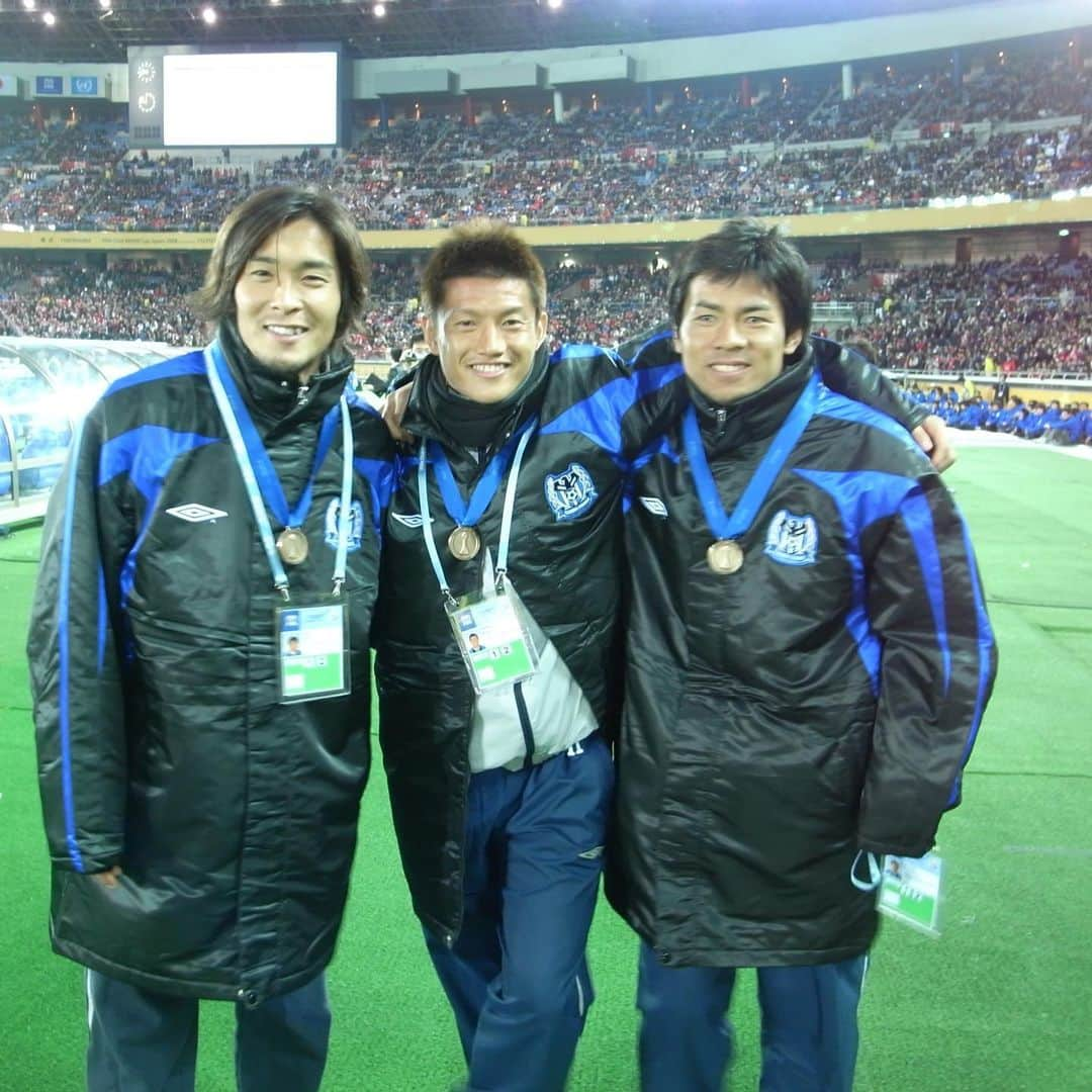 播戸竜二さんのインスタグラム写真 - (播戸竜二Instagram)「『大明神』 ・ 明神智和引退します⚽️ お疲れ様でした！ ・ 2006年に一緒にガンバに移籍し、数々のタイトルを一緒に獲りました🏆 ・ バスの席も隣で、UNOも一緒にやったりと、2個上のお兄ちゃんでした！ ・ プレーは最高で、絶対に必要な選手で、男としても最高です！ ・ 試合終わりに、死ぬほど疲れたぁ〜、気持ち悪い…と言って座り、横を見たらカツ丼をガッツいてました😳 ・ 24年間のプロ生活お疲れ様⚽️素晴らしいキャリアおめでとう㊗️ ・ 来年はガンバOB会で一緒にプレーしよう⚽️ ・ これからもサッカー界発展の為に、お互い頑張りましょう👍 ・ ・ #明神智和 #最高の男  #懐かしい写真を引っ張ってくるシリーズ」12月2日 14時36分 - ryuji_bando