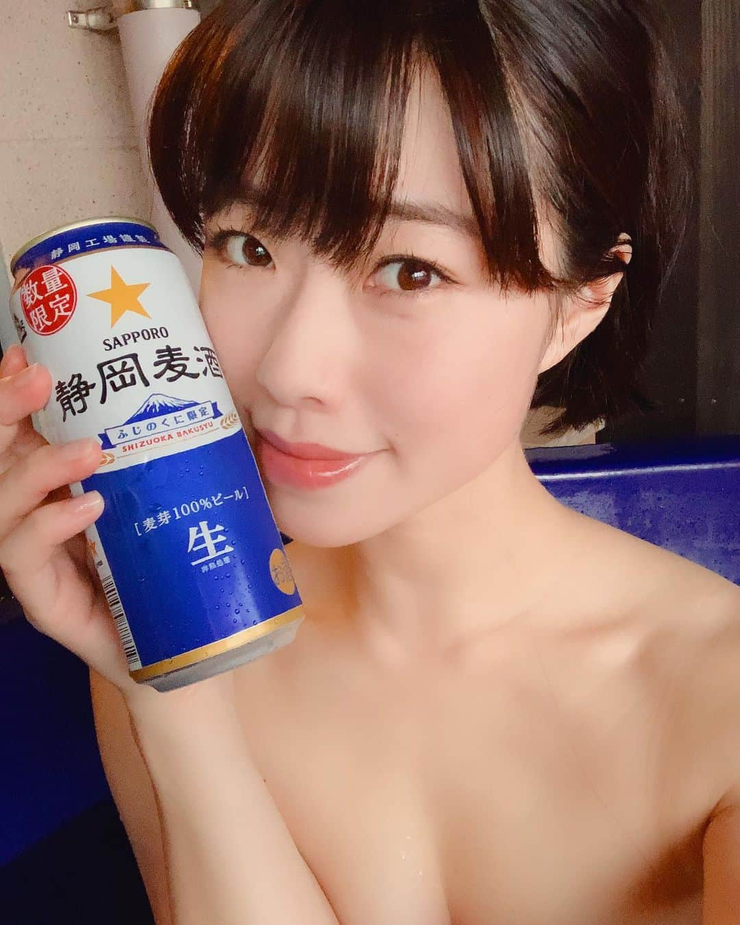 小田飛鳥さんのインスタグラム写真 - (小田飛鳥Instagram)「いつも仕事が忙しい時には支えてくれてる母に温泉旅行をプレゼント😊♨️ 私が来たかたっただけと言う説も…（笑） 愛犬に囲まれて、お隣にもワンチャンが居て、賑やかで幸せすぎる〜！ #温泉旅行 #温泉 #熱海 #静岡麦酒」12月2日 14時39分 - asuka_oda_0320