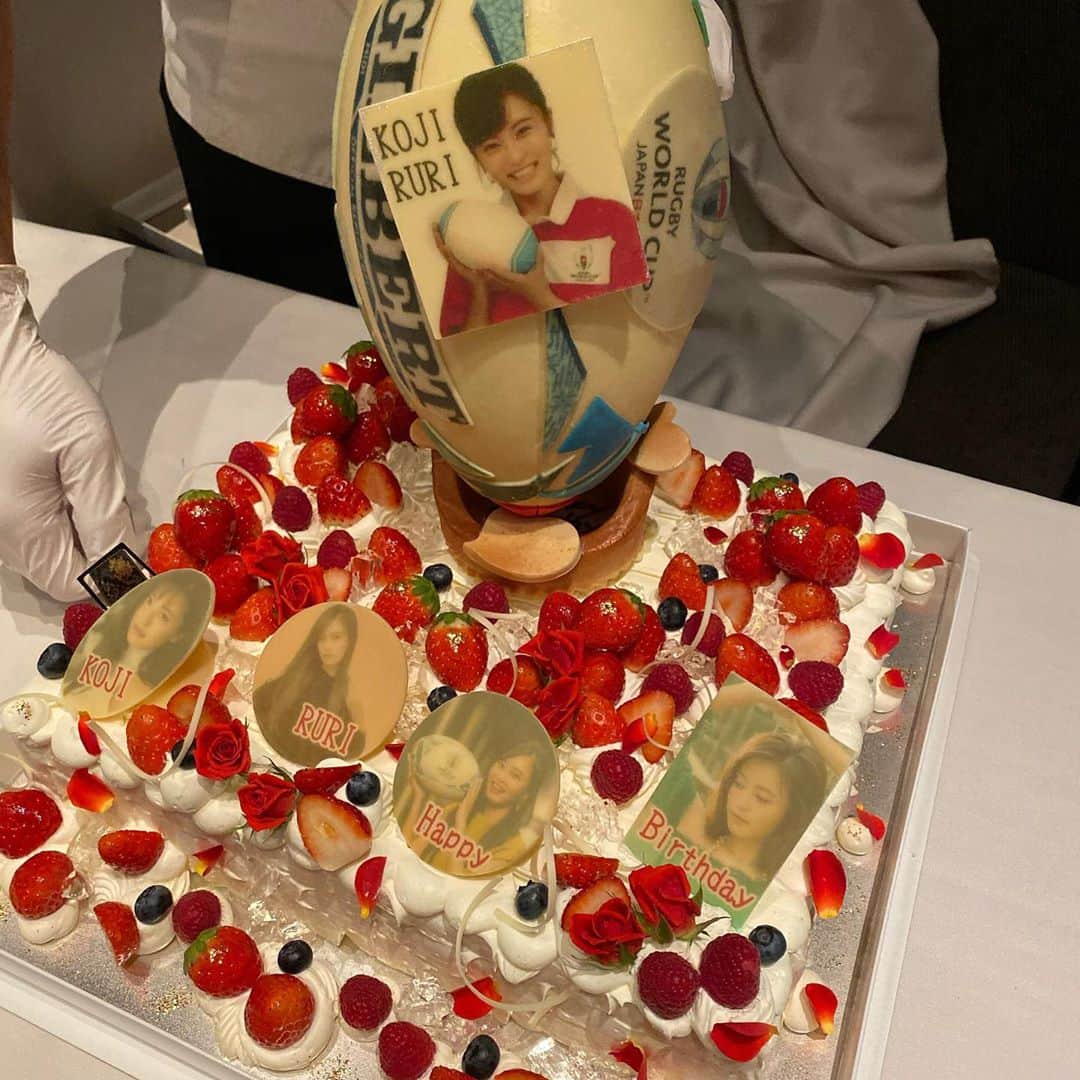 小島瑠璃子さんのインスタグラム写真 - (小島瑠璃子Instagram)「🎂 ラグビーボールのケーキ！！✨ W杯公式球を完全再現してくださいました。。🥺 かつみさゆりさん、長橋さん、 あやかさん、ありがとうー🙈💕 ポワールさん可愛いケーキ ありがとうございました🙏🏻✨ 幸せー！仕事頑張るー！」12月2日 14時41分 - ruriko_kojima