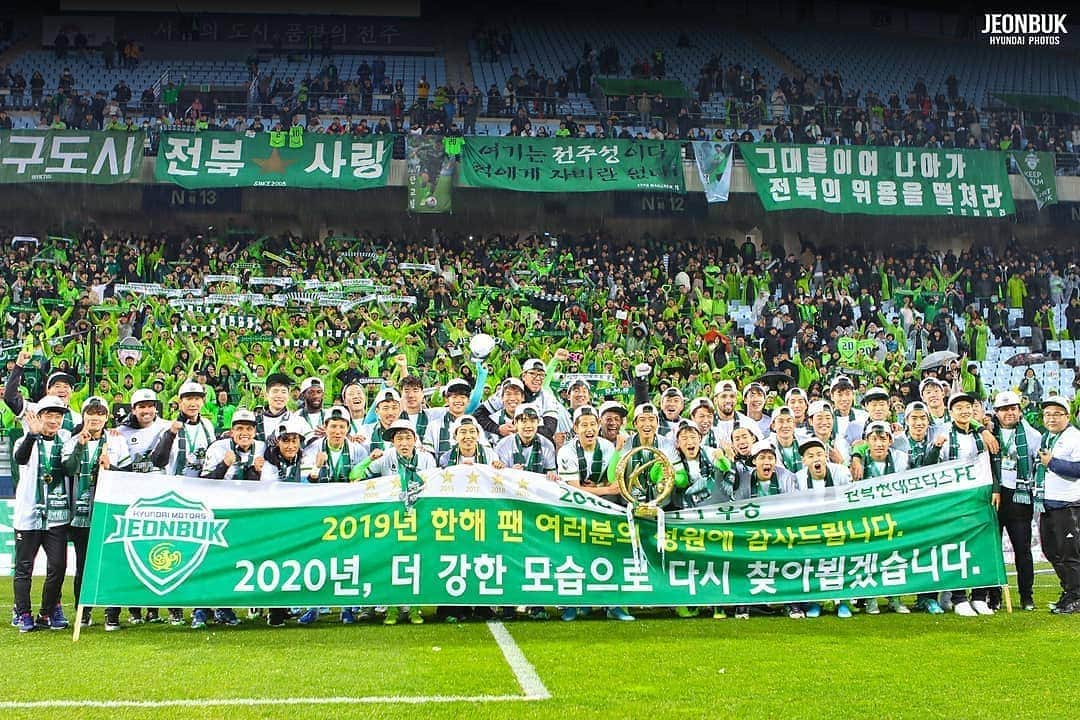 イ・ドングクさんのインスタグラム写真 - (イ・ドングクInstagram)「영광스런 우승순간~~😁 2019 K-League Champion  Jeonbuk Hyundai⚽️🏆 별이 7개🌟🌟🌟🌟🌟🌟🌟 #럭키세븐 #오오렐레  #전주성 #휴가시작」12月2日 14時43分 - dglee20