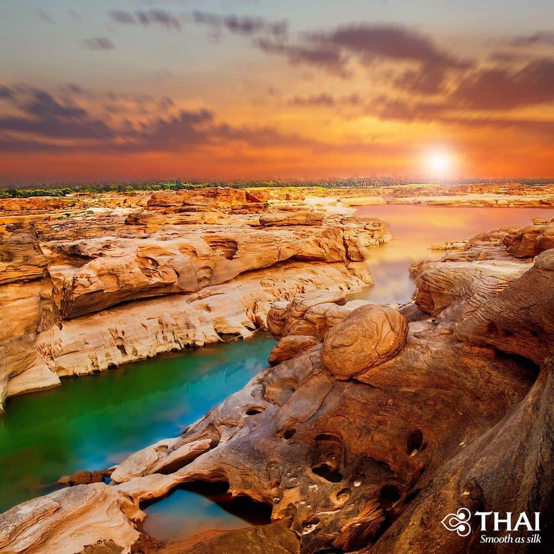 のインスタグラム：「Sam Phan Bok, nicknamed "The Grand Canyon of Thailand", is a big rock reef in the Mekong River, Ubon Ratchathani, Thailand. It is a group of sandstones formed by thousands of years of water erosion.  #ThaiAirways #SamPhanBok #UbonRatchathani #Thailand #AmazingThailand #FlyTHAItoThailand」