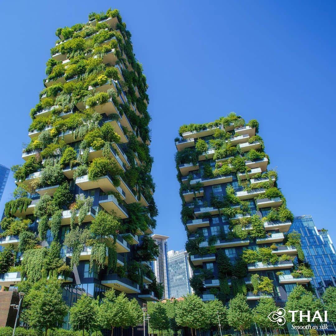 のインスタグラム：「The Bosco Verticale or "vertical forest" is an arresting sight in the Porta Nuova District of Milan, Italy. The place is a pair of futuristic residential towers containing over 900 trees, and could even create a micro-climate of its own.  #ThaiAirways #BoscoVerticale #VerticalForest #Milan #Italy #FlyTHAItoMilan #FlyTHAItoItaly」