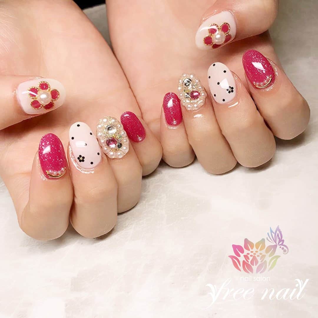 free nail フリーネイルのインスタグラム：「. お客様ネイル💅🏻⛄️ . ラブリーフラワーネイル💗❤️ . ホリデイシーズンにぴったりな可愛いさ🎅🏻🎄 . ご来店ありがとうございました🙇🏻‍♀️🙇🏻‍♀️🙇🏻‍♀️💗 . #ネイルアート #ジェルネイル #ネイルサロン #大阪ネイルサロン #ネイルデザイン #ネイルチェンジ #フラワーネイル #お花ネイル #パールネイル #ストーンネイル #ピンクネイル #キラキラネイル #デザインネイル #トレンドネイル #ガーリーネイル #ラブリーネイル #冬ネイル #winternails #nailsart #nailsdid #美甲 #日式美甲 #日式美甲胶 #日本美甲师 #日本美甲老师 #美甲上课 #日本胶 #フリーネイル #freenail」