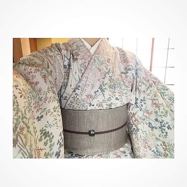 のインスタグラム：「2019/12/02 (2) 雨が降っていたので、今日は、お家で洗える着物に。 久しぶりのこの着物、私にしては珍しく色々な色が入っている小紋ですが、くすんだ色なので、可愛すぎることもなく着られます。 無地の帯を合わせてスッキリと。 ・ 「お正月に着物を着るので半幅帯の復習を…」とのリクエストでしたので、初心者の方にも簡単に結んでいただけて、椅子にもたれられる楽な帯結びをお伝えしました♪ ・ #gon_kimono #kimono #着物 #着物コーデ #着物コーディネート #着付教室 #和装 #instagood #着物生活 #大人着物  #着物好き #instadaily  #happy #thankyou #半幅帯」