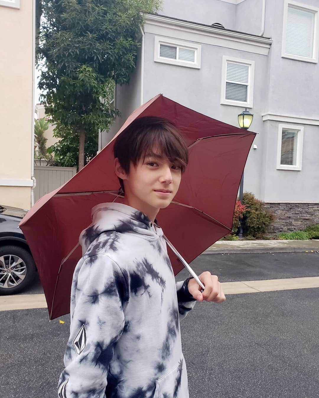 のインスタグラム：「Rainy day☔ 最近天気が悪くて外で遊べてない😔 * * #rain #雨 #天気なんて関係ない #やることは一緒 #ゲームでしょ#長い休みが終わってしまう悲しみ  #teen #13歳」