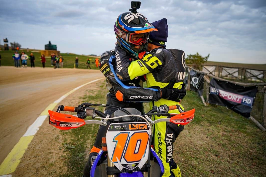 バレンティーノ・ロッシさんのインスタグラム写真 - (バレンティーノ・ロッシInstagram)「Great Victory at the #100kmdeicampioni with my mate @luca_marini_97 🏆🥇 thanks to all the riders for coming and thanks to all the VR46 staff for the great organization,see you next year!」12月3日 2時00分 - valeyellow46