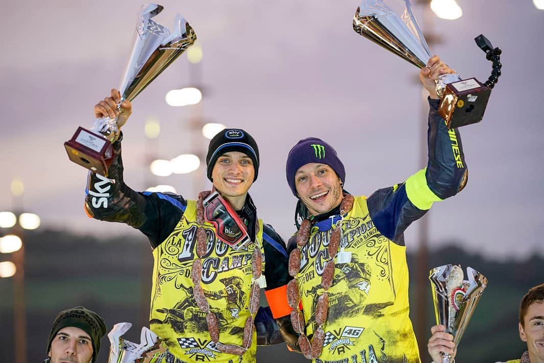バレンティーノ・ロッシのインスタグラム：「Great Victory at the #100kmdeicampioni with my mate @luca_marini_97 🏆🥇 thanks to all the riders for coming and thanks to all the VR46 staff for the great organization,see you next year!」