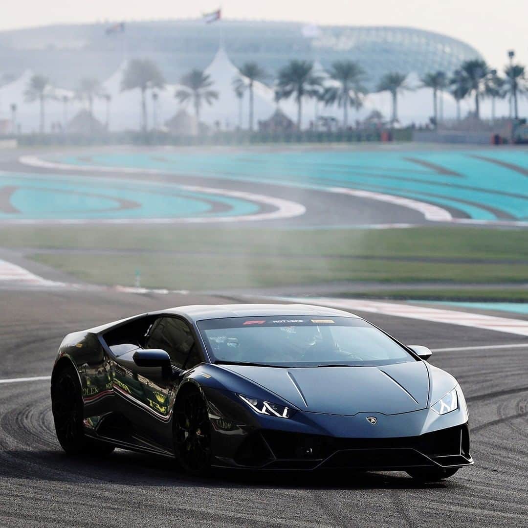 ランボルギーニさんのインスタグラム写真 - (ランボルギーニInstagram)「Steering perfection each time we get behind the wheel.  Huracán EVO was on the @F1 tracks at the @ymcofficial in Abu Dhabi and it was a gorgeous sight with an enthusiastic crowd!  #Lamborghini #HuracanEVO #EveryDayAmplified #PirelliHotLaps #AbuDhabiGP」12月3日 2時00分 - lamborghini