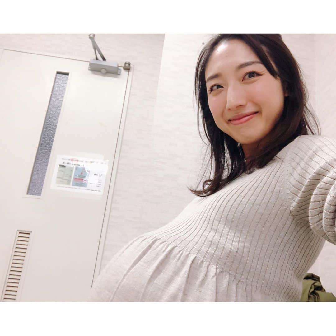 太田彩乃さんのインスタグラム写真 - (太田彩乃Instagram)「昨日からある作品の撮影で妊婦さんです。 実は初めて妊婦さん。立ち上がる時、お腹を支えながら無意識に「よいしょ」とか言っちゃう。笑 . . #撮影 #ぽこぽこお腹」12月3日 2時03分 - ayano.ohta
