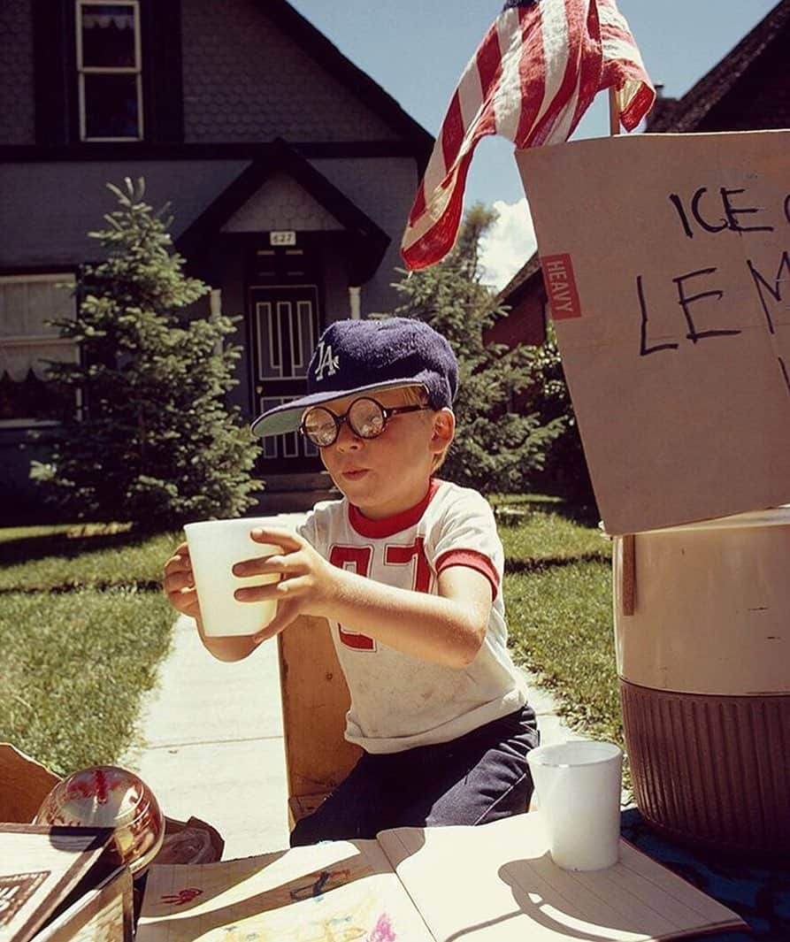 シービーズのインスタグラム：「Serving up major deals this Monday morning 💥Head to the link in our bio now for 40% off footwear. Offer expires tonight at 11:59pm PST. #cybermonday  Photo from National Geographic Archives.」