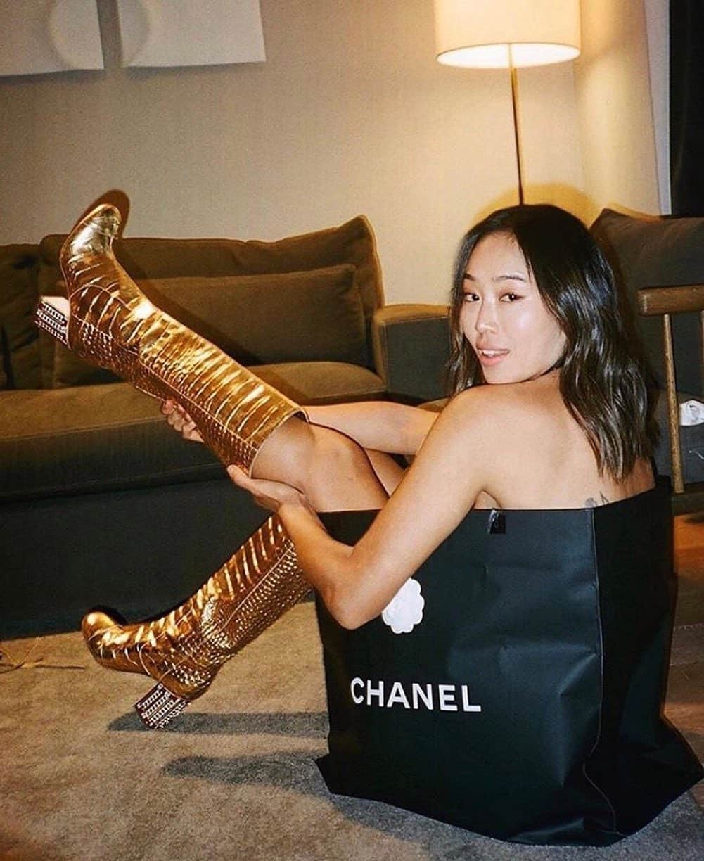 Cosmopolitanさんのインスタグラム写真 - (CosmopolitanInstagram)「Me on #CyberMonday 💸💵💰Hit the link in bio to shop all the best fashion deals.  #rg @jenatkinhair」12月3日 0時40分 - cosmopolitan