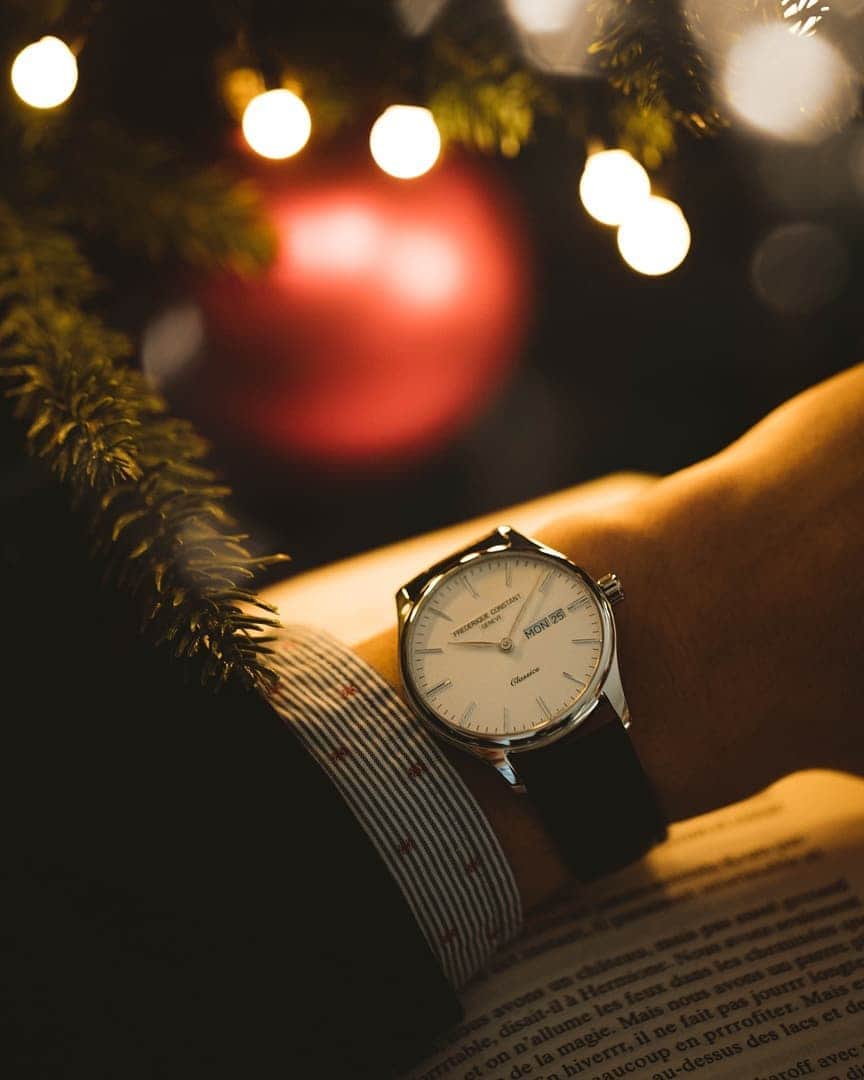 フレデリックコンスタントさんのインスタグラム写真 - (フレデリックコンスタントInstagram)「Surprise your loved ones this Christmas with a high-quality luxury watch, made to accompany wardrobes for a lifetime. #FrederiqueConstant #SlimlineMidsizeDate Find out more from the link in the bio!」12月3日 0時42分 - frederiqueconstant