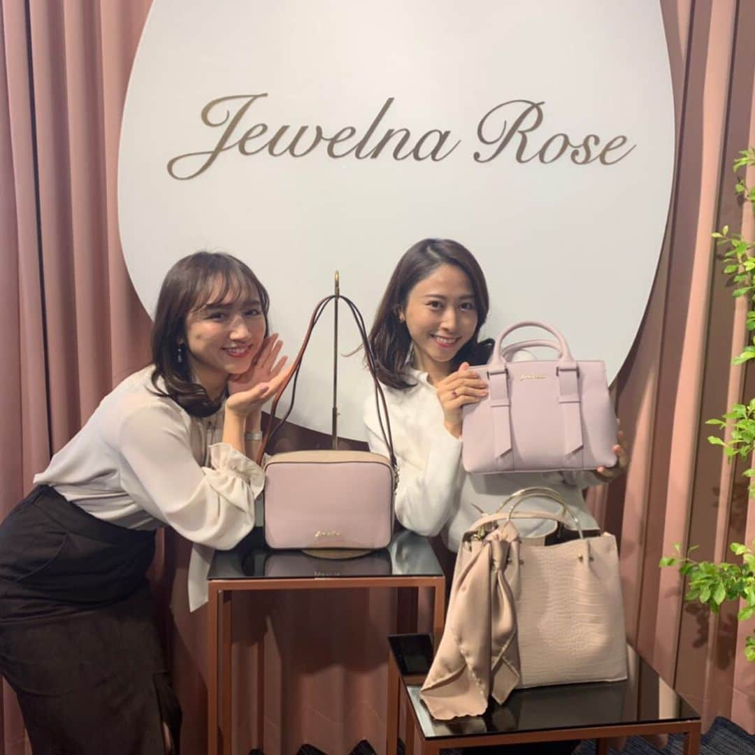 下田奈奈さんのインスタグラム写真 - (下田奈奈Instagram)「*﻿ JewelnaRose S/S 展示会👜🌷 ﻿ ﻿ いなり(@inaridon )いつも招待ありがとう〜🥰 ﻿ ﻿ 今回もお仕事用にもプライベート用にも使える﻿ 可愛くて機能的なバッグがいっぱい💓 ﻿ 写真1枚目のバッグがめちゃツボでオーダー🙌 持ち手の裏地に差し色が入ってるんだけど﻿ 主張が強過ぎないさり気なさがとってもタイプ💕﻿ ﻿ ﻿ 色は4色全部使えるから悩みに悩んでグレーに。﻿ 持ち手の裏地のイエローがオシャレ✨﻿ ﻿ ﻿ さらに、旅行用のボストンバッグもオーダー🧳﻿ 軽くて大容量で丈夫。でもエコバッグみたいに使わない時は畳んで持ち歩けるの便利過ぎる✨﻿ しかもキャリーケースの取手に通す穴付きで至れり尽せり過ぎる‥🥺 ﻿ ﻿ JewelnaRoseのバッグは可愛くてコスパよくて﻿ ポケットいっぱいで使いやすくて本当に大好き💕﻿ ﻿ ﻿ ちなみに、今現在も会社用＆プライベート共に愛用中😂﻿ ﻿ ﻿今回オーダーしたやつも届くのが楽しみ❣️ ﻿ #jewelnarose #ジュエルナローズ #olバッグ #olbag #バッグ #女子バッグ #通勤バッグ #プライベートバッグ #機能性バッグ #オシャレバッグ #コスパパック #本革バッグ #バッグ展示会 #springsummer2020 #ジュエルナ #旅行バッグ #ボストンバッグ #折り畳みボストンバッグ #春夏バッグ #大人バッグ #大人可愛いバッグ」12月3日 0時48分 - shimodanana