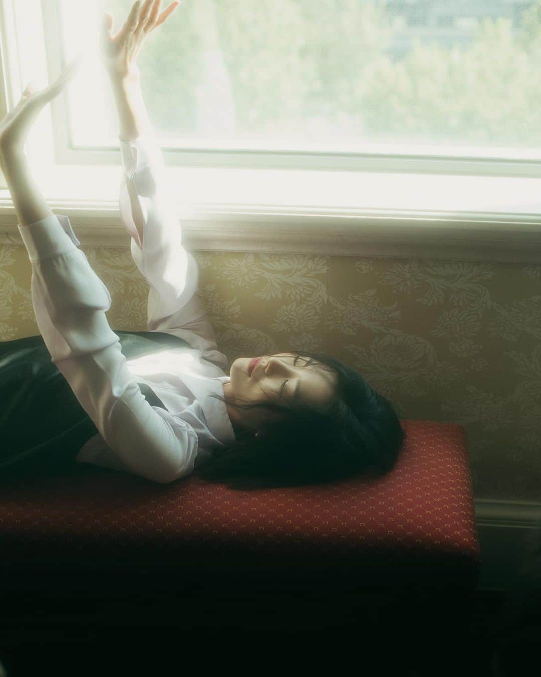 リウ・ウェンのインスタグラム：「Stretch, then 😴」