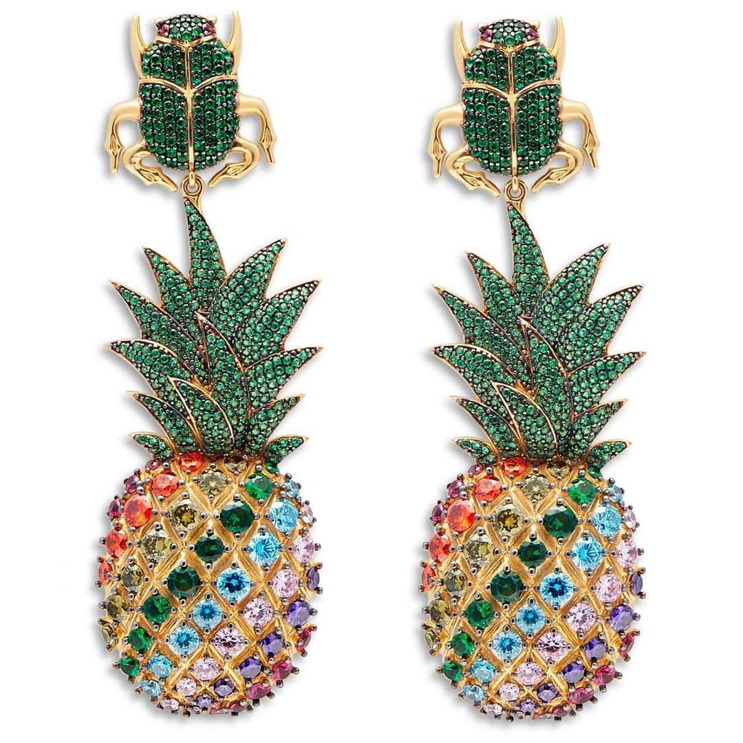 Aquazzuraさんのインスタグラム写真 - (AquazzuraInstagram)「Take a closer look at these Pineapple Earrings, made of gold-plated bronze and encrusted with colorful gems made in collaboration with @begumkhan  Discover more on www.aquazzura.com and in boutique. #BegumKhanforAQUAZZURA #AQUAZZURA #AQUAZZURATreasures」12月3日 1時03分 - aquazzura