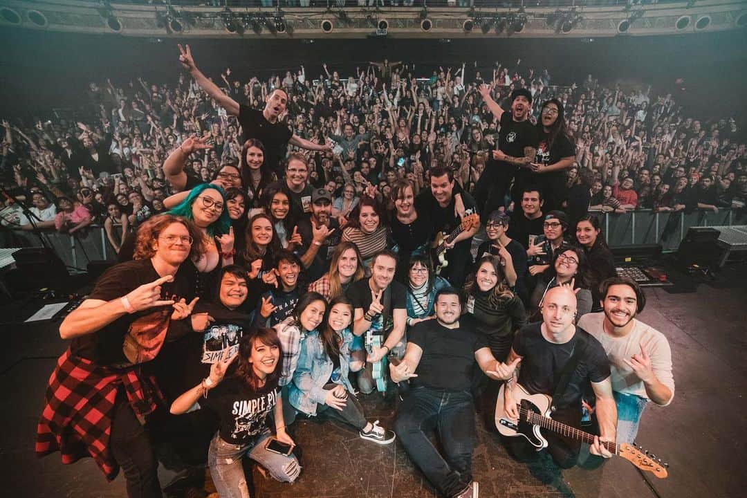 Simple Planさんのインスタグラム写真 - (Simple PlanInstagram)「Our VIP Pizza Parties and side-stage Main Events are always the best! 💯💯💯 Here’s proof from Indianapolis, Kansas City, Sauget, San Antonio and Houston! 🙌🏻🙌🏻🙌🏻 Thank you to everyone who attended and made it so rad! If you’re coming to the Adelaide or Gold Coast show in Oz or any of the UK @bfs_official shows, you can join us too! Check out the tour section on simpleplan.com and hit the VIP button next to your date! Can’t wait to hang! 🤘🏻⚡️🤘🏻」12月3日 1時03分 - simpleplan