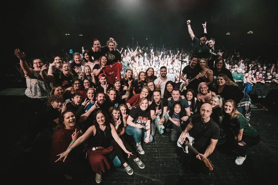 Simple Planさんのインスタグラム写真 - (Simple PlanInstagram)「Our VIP Pizza Parties and side-stage Main Events are always the best! 💯💯💯 Here’s proof from Indianapolis, Kansas City, Sauget, San Antonio and Houston! 🙌🏻🙌🏻🙌🏻 Thank you to everyone who attended and made it so rad! If you’re coming to the Adelaide or Gold Coast show in Oz or any of the UK @bfs_official shows, you can join us too! Check out the tour section on simpleplan.com and hit the VIP button next to your date! Can’t wait to hang! 🤘🏻⚡️🤘🏻」12月3日 1時03分 - simpleplan