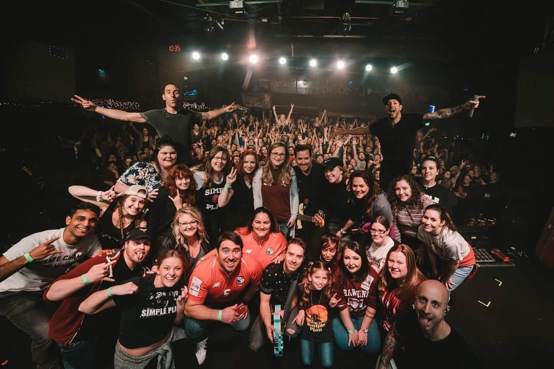 Simple Planさんのインスタグラム写真 - (Simple PlanInstagram)「Our VIP Pizza Parties and side-stage Main Events are always the best! 💯💯💯 Here’s proof from Indianapolis, Kansas City, Sauget, San Antonio and Houston! 🙌🏻🙌🏻🙌🏻 Thank you to everyone who attended and made it so rad! If you’re coming to the Adelaide or Gold Coast show in Oz or any of the UK @bfs_official shows, you can join us too! Check out the tour section on simpleplan.com and hit the VIP button next to your date! Can’t wait to hang! 🤘🏻⚡️🤘🏻」12月3日 1時03分 - simpleplan