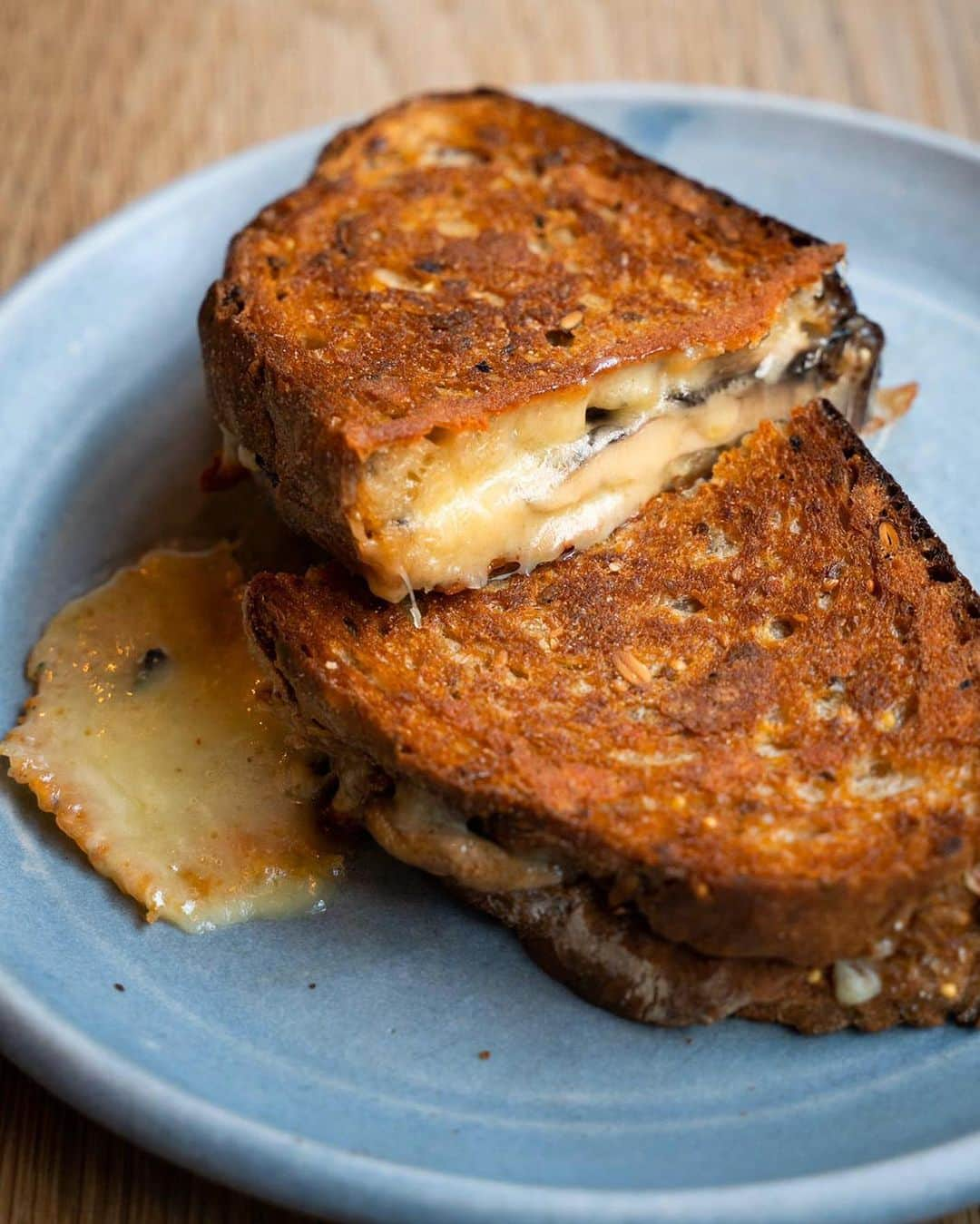 @LONDON | TAG #THISISLONDONさんのインスタグラム写真 - (@LONDON | TAG #THISISLONDONInstagram)「Hi #London it’s @robson.eats here checking in at @goodasgoldldn in #Fitzrovia. Enjoying some delicious #avocadotoast 🥑 and a truffle mushroom cheese 🧀 toastie. Located in the front of @sharpsbarbers, Good As Gold serve a rotation of delicious coffees ☕ from great London coffee roasters.  Tag a coffee loving friend below! 👇🏻👇🏻 // #londoncoffeeshops #thisislondon #londonreviewed #londonlife」12月3日 1時11分 - london