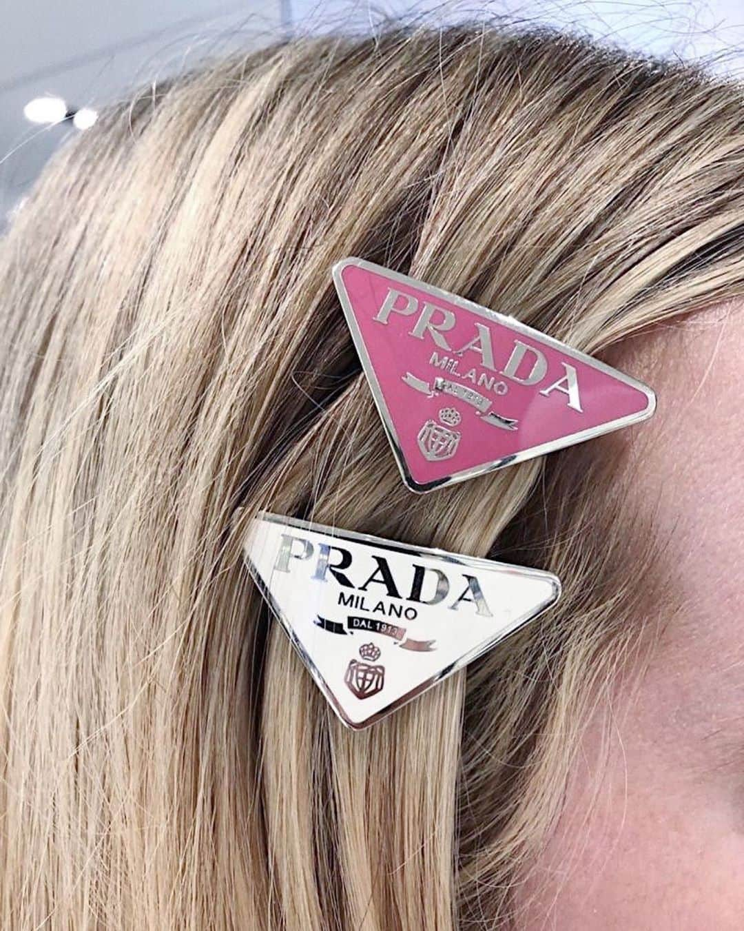 Blonde Saladさんのインスタグラム写真 - (Blonde SaladInstagram)「OR NADA🎀 #theblondesalad #prada #hairclips @threadsstyling」12月3日 1時23分 - theblondesalad