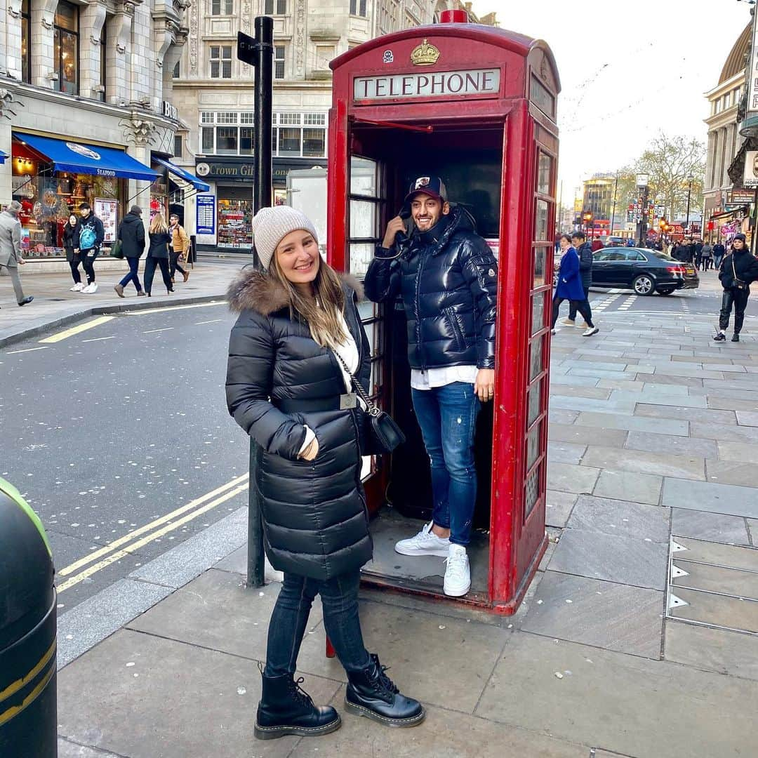 ハカン・チャルハノールさんのインスタグラム写真 - (ハカン・チャルハノールInstagram)「Dedi naber dedi iyidir 😁😂❤️ #london🇬🇧 #telephone #positivevibes #familytime」12月3日 1時17分 - hakancalhanoglu