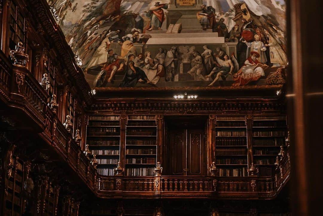 ケルシー・ロビンソンのインスタグラム：「Can confirm I’d read more if every library looked this beautiful ✨」