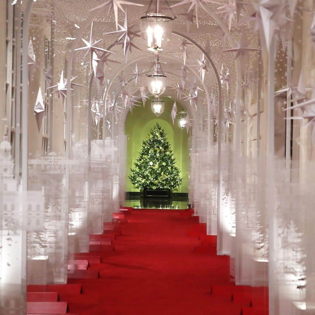 NBC Newsさんのインスタグラム写真 - (NBC NewsInstagram)「First Lady Melania Trump has unveiled the 2019 White House Christmas decorations. The White House expects to host more than 30,000 guests over the holiday season during open houses where they can tour the topiary trees, architectural models of major US cities, the Gold Star family tree and national monuments in gingerbread. . 📷 Mark Wilson / @gettyimages Alex Brandon / @apnews」12月3日 1時19分 - nbcnews