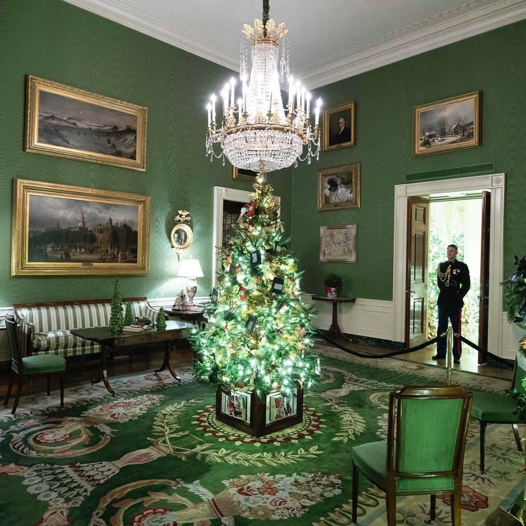 NBC Newsさんのインスタグラム写真 - (NBC NewsInstagram)「First Lady Melania Trump has unveiled the 2019 White House Christmas decorations. The White House expects to host more than 30,000 guests over the holiday season during open houses where they can tour the topiary trees, architectural models of major US cities, the Gold Star family tree and national monuments in gingerbread. . 📷 Mark Wilson / @gettyimages Alex Brandon / @apnews」12月3日 1時19分 - nbcnews