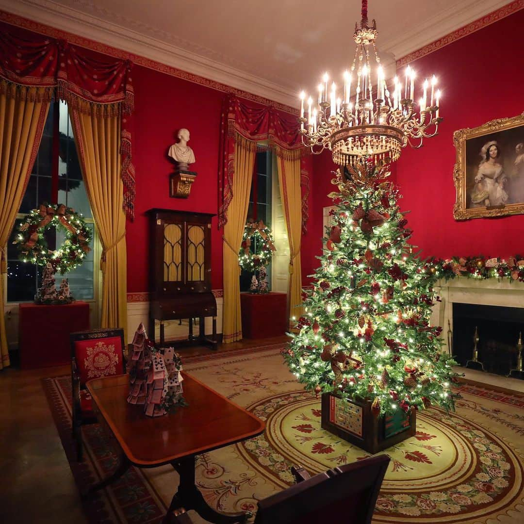 NBC Newsさんのインスタグラム写真 - (NBC NewsInstagram)「First Lady Melania Trump has unveiled the 2019 White House Christmas decorations. The White House expects to host more than 30,000 guests over the holiday season during open houses where they can tour the topiary trees, architectural models of major US cities, the Gold Star family tree and national monuments in gingerbread. . 📷 Mark Wilson / @gettyimages Alex Brandon / @apnews」12月3日 1時19分 - nbcnews