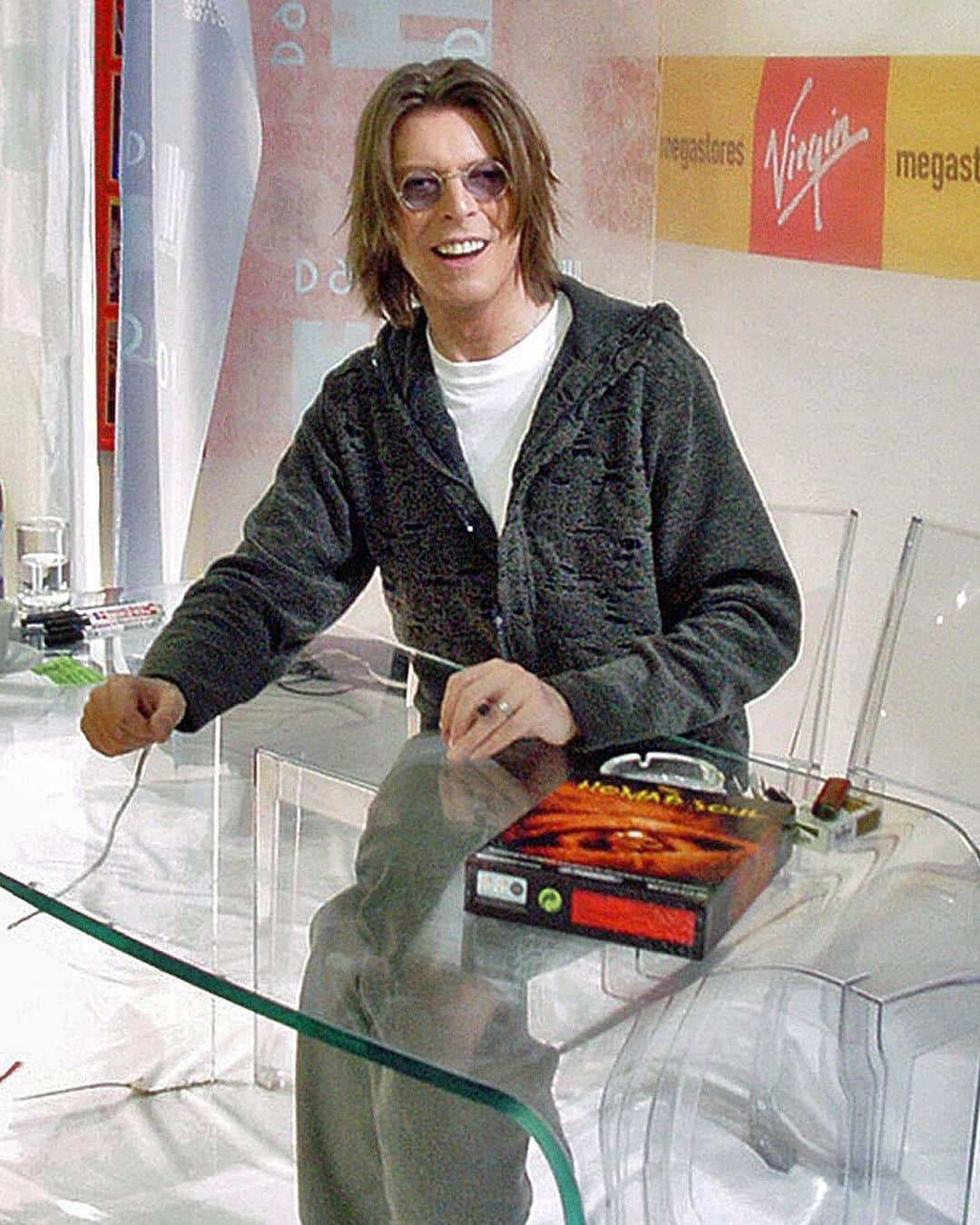 デヴィッド・ボウイさんのインスタグラム写真 - (デヴィッド・ボウイInstagram)「Twenty years ago today, David Bowie arrived for a signing session at the Virgin Megastore on the corner of Oxford Street/Tottenham Court Road, ahead of his gig later that same day at The Astoria. He was there to promote both his latest album, "hours...", and The Nomad Soul, a PC adventure game developed by Quantic Dream and published by Eidos Interactive.  Mark Adams (Total Blam Blam) was at both events to take a few snaps and be a fan. The gig venue was a few yards down the road, more of which later. Were you at either?  See more pictures from the signing on the official Bowie Instagram page: https://smarturl.it/InstaBowie  #RandomBowie  #BowieByBlam」12月3日 1時20分 - davidbowie