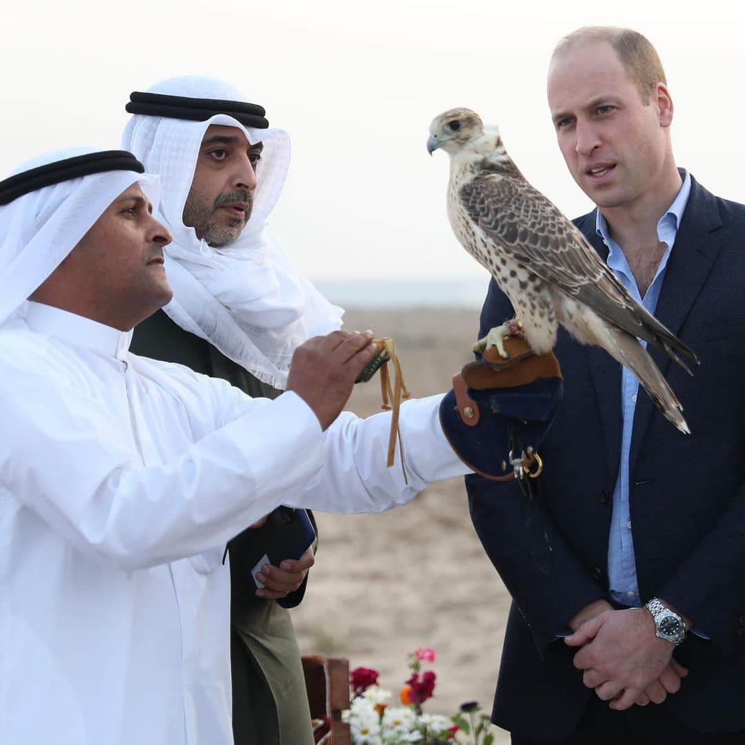 ロイヤル・ファミリーさんのインスタグラム写真 - (ロイヤル・ファミリーInstagram)「The Duke of Cambridge is in Kuwait and Oman this week, on a Royal Visit which will pay tribute to the historic ties Britain shares with the two countries. 🌍 On the first day of his official visit to Kuwait, His Royal Highness learned more about Kuwait’s ambitious plans to protect its natural environment from human and environmental challenges, as well as how the country is engaging and educating young Kuwaitis in innovative ways across a range of areas, from space exploration and robotics to natural history and human biology. 🍃 At the Jahra Nature Reserve The Duke joined scientists on the reserve’s salt marshes, reed beds and sandy sabkha flats for activities studying the wetlands’ wildlife, before visiting the Sheikh Abdullah Al Salem Cultural Centre to see how they are engaging young Kuwaitis in innovative ways across a range of areas, from space exploration and robotics to natural history and human biology. 🏛At the Bayan Palace, The Duke of Cambridge attended an official meeting with His Highness Sheikh Sabah Al-Ahmad Al-Jaber Al-Sabah. ⛺️ In a traditional Kuwaiti tent in the desert outside of Kuwait City, The Duke of Cambridge joined young Kuwaitis later in the evening for a special event to experience what makes rural Kuwaiti culture so unique. 📸: @KensingtonRoyal and Press Association」12月3日 1時20分 - theroyalfamily