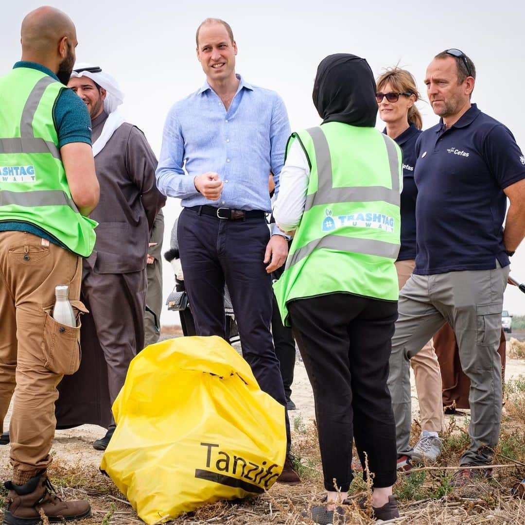 ロイヤル・ファミリーさんのインスタグラム写真 - (ロイヤル・ファミリーInstagram)「The Duke of Cambridge is in Kuwait and Oman this week, on a Royal Visit which will pay tribute to the historic ties Britain shares with the two countries. 🌍 On the first day of his official visit to Kuwait, His Royal Highness learned more about Kuwait’s ambitious plans to protect its natural environment from human and environmental challenges, as well as how the country is engaging and educating young Kuwaitis in innovative ways across a range of areas, from space exploration and robotics to natural history and human biology. 🍃 At the Jahra Nature Reserve The Duke joined scientists on the reserve’s salt marshes, reed beds and sandy sabkha flats for activities studying the wetlands’ wildlife, before visiting the Sheikh Abdullah Al Salem Cultural Centre to see how they are engaging young Kuwaitis in innovative ways across a range of areas, from space exploration and robotics to natural history and human biology. 🏛At the Bayan Palace, The Duke of Cambridge attended an official meeting with His Highness Sheikh Sabah Al-Ahmad Al-Jaber Al-Sabah. ⛺️ In a traditional Kuwaiti tent in the desert outside of Kuwait City, The Duke of Cambridge joined young Kuwaitis later in the evening for a special event to experience what makes rural Kuwaiti culture so unique. 📸: @KensingtonRoyal and Press Association」12月3日 1時20分 - theroyalfamily