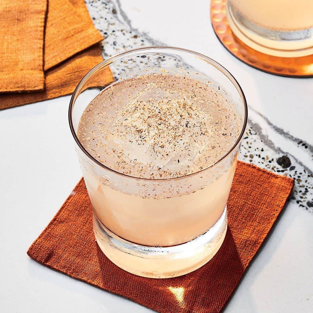 Food & Wineさんのインスタグラム写真 - (Food & WineInstagram)「Holiday hosting is a big responsibility, but there's no reason to let it consume you. This year, mix up a big batch of smoky mezcal-fig sours, set out your garnishes, and let your guests assemble their own drinks while you mingle. Tap the link in our bio for the recipe. 📷: @protazio」12月3日 1時22分 - foodandwine