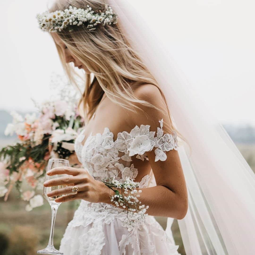 Galia Lahavさんのインスタグラム写真 - (Galia LahavInstagram)「It’s a fairytale | Our #GLBride @beecooper is a true princess in her custom #GALA_902 gown #GLGala 📷 @cassandraladru」12月3日 1時32分 - galialahav