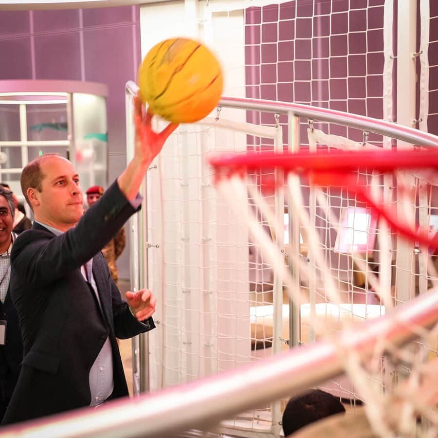 ウィリアム（ケンブリッジ公）さんのインスタグラム写真 - (ウィリアム（ケンブリッジ公）Instagram)「Shooting hoops 🏀 at the Sheikh Abdullah Al Salem Cultural Centre (@ascckw), where The Duke of Cambridge saw how the museum is educating and engaging young Kuwaitis in innovative ways across a range of areas, from space exploration and robotics to natural history and human biology.  The Duke joined children from local primary schools as they explored a number of the museum’s interactive zones, and heard more about how the cultural centre is enhancing UK-Kuwait 🇬🇧🇰🇼 relations, particularly in education and culture.  As part of his visit, The Duke also highlighted the role played by the British Council (@kwbritish) in empowering the next generation, particularly through the programme ‘Taqaddam’, (Arabic for ‘Moving forward’) which encourages innovative thinking among Kuwaiti school children to build up their life skills.  #RoyalVisitKuwait #Kuwait」12月3日 1時25分 - princeandprincessofwales