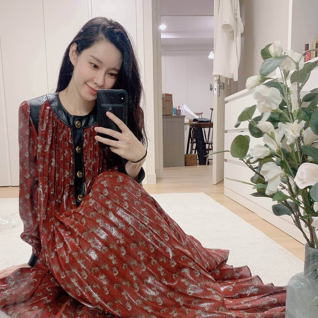 セム さんのインスタグラム写真 - (セム Instagram)「원피스💫♥️💫 ⠀ ⠀ ⠀ #코치 #coach  #27weeks #임산부 #거울셀카 #selfie」12月3日 1時28分 - iamyina