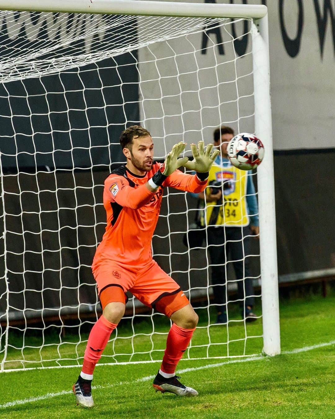 ヘスス・フェルナンデス・コラードのインスタグラム：「Seguimos luchando-Keeping fighting-Continuăm să luptăm !!💪🏼🚂 ⚽️🧤#picoftheday#HaiCFR#football#goalkeeper#rg#rggoalkeepergloves#liga1betano」