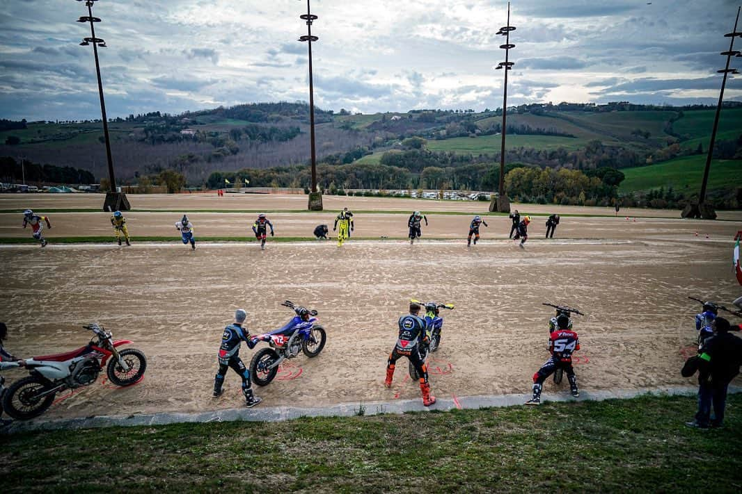 バレンティーノ・ロッシさんのインスタグラム写真 - (バレンティーノ・ロッシInstagram)「100 km dei Campioni 2019 Sunday,Endurance Race 📸 @falex79 @camilss @gambutiphoto #100kmdeicampioni」12月3日 1時52分 - valeyellow46