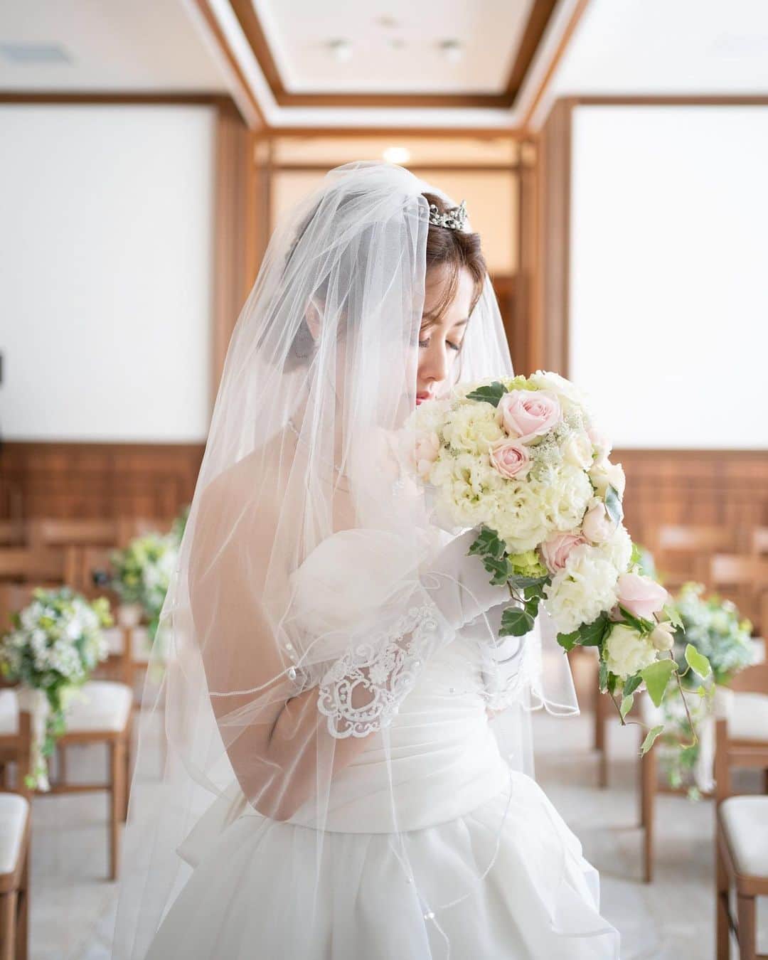 【公式】小さな結婚式さんのインスタグラム写真 - (【公式】小さな結婚式Instagram)「@petit.wedding をフォローしてね♩ #小さな結婚式 をつけてのお写真投稿も大歓迎です♡ こちらの公式IGでリグラムさせていただきます＊ .  メイクルームで撮影された、 花嫁さまの緊張の朝。 一生に一度の結婚式での美しい姿を残しましょう♩ トータルコーディネートもお任せください＊ . >>#小さな結婚式表参道店 . ——————— #小さな結婚式  #petitwedding #前撮り #結婚式  #プレ花嫁 #卒花 #アットホーム #少人数 #家族婚 #少人数結婚式 #ウェディング #ウェディングドレス #wedding #bridal #weddingdress #花嫁 #結婚式準備 #式場探し #日本中のプレ花嫁さまと繋がりたい #結婚式の思い出に浸る会 #結婚準備 #表参道 #ウェディングブーケ #東京花嫁 #ソロショット #花嫁コーデ」12月2日 16時58分 - petit.wedding