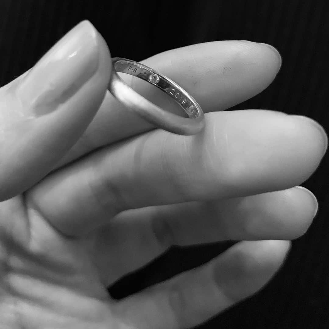 ラブリさんのインスタグラム写真 - (ラブリInstagram)「・ 質問に答えます💍 指輪の裏側に小さなダイヤ一粒と 2019.11.27と結婚記念日を残しました。 二人共派手な感じはあまり好きではないので、 こっそりにしてます。  @raijiig で彼とどんな指輪にしたいか話し合い作ってオリジナルで作ってくれました。」12月2日 17時01分 - loveli_official