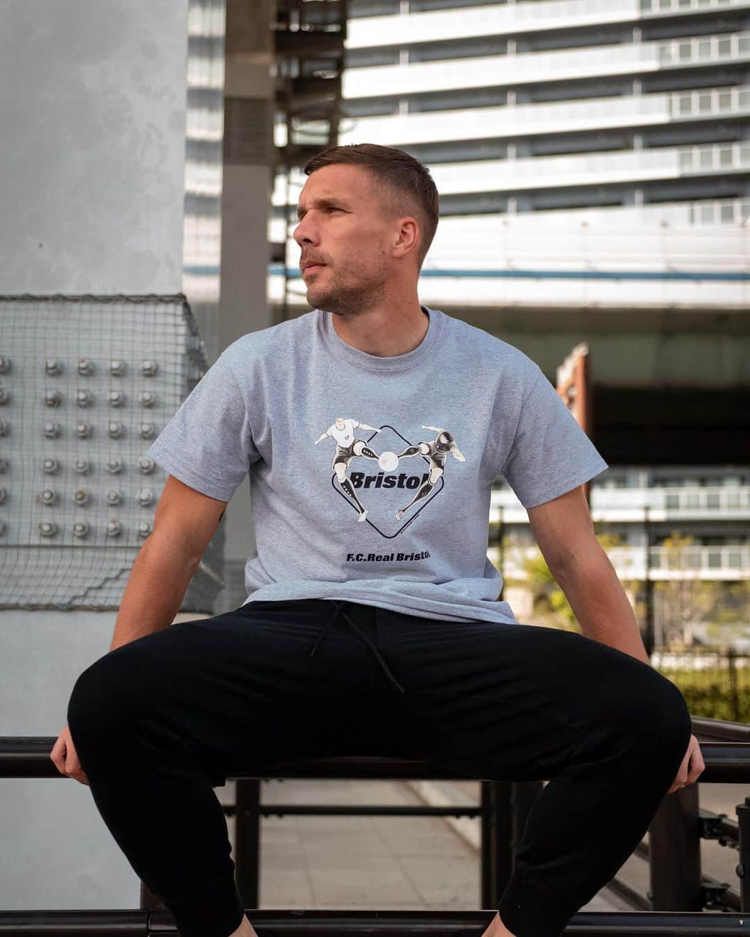 ルーカス・ポドルスキさんのインスタグラム写真 - (ルーカス・ポドルスキInstagram)「🇩🇪STRASSENKICKER × F.C.R.B. ×『キャプテン翼』🇯🇵‬ ‪\‬ 人気シリーズ第二弾となる今回は、サッカー漫画<キャプテン翼>から、過去F.C.Real Bristolと何度もタッグを組んできた日向小次郎とのツインシュートで夢の共演。﻿ ﻿ 高橋陽一先生が今回の為に書き下ろした貴重な作品となっている。﻿ ‪オンラインショップにて販売中‼️‬ ‪オンラインショップはこちらより⬇ ﻿ https://shop.strassenkicker.jp  #FCRB / #ポルディ / #ポドルスキ / #ルーカスポドルスキ / #Podolski / #STRASSENKICKER×FCREALBRISTOL / #LP10 / #キャプテン翼 / #日向小次郎 / #ツインシュート / #SHUEISHA / @soph_co_ltd﻿ @poldi_official / @kiyonaga_soph 💯🙌🏻🔥」12月2日 17時03分 - lukaspodolski