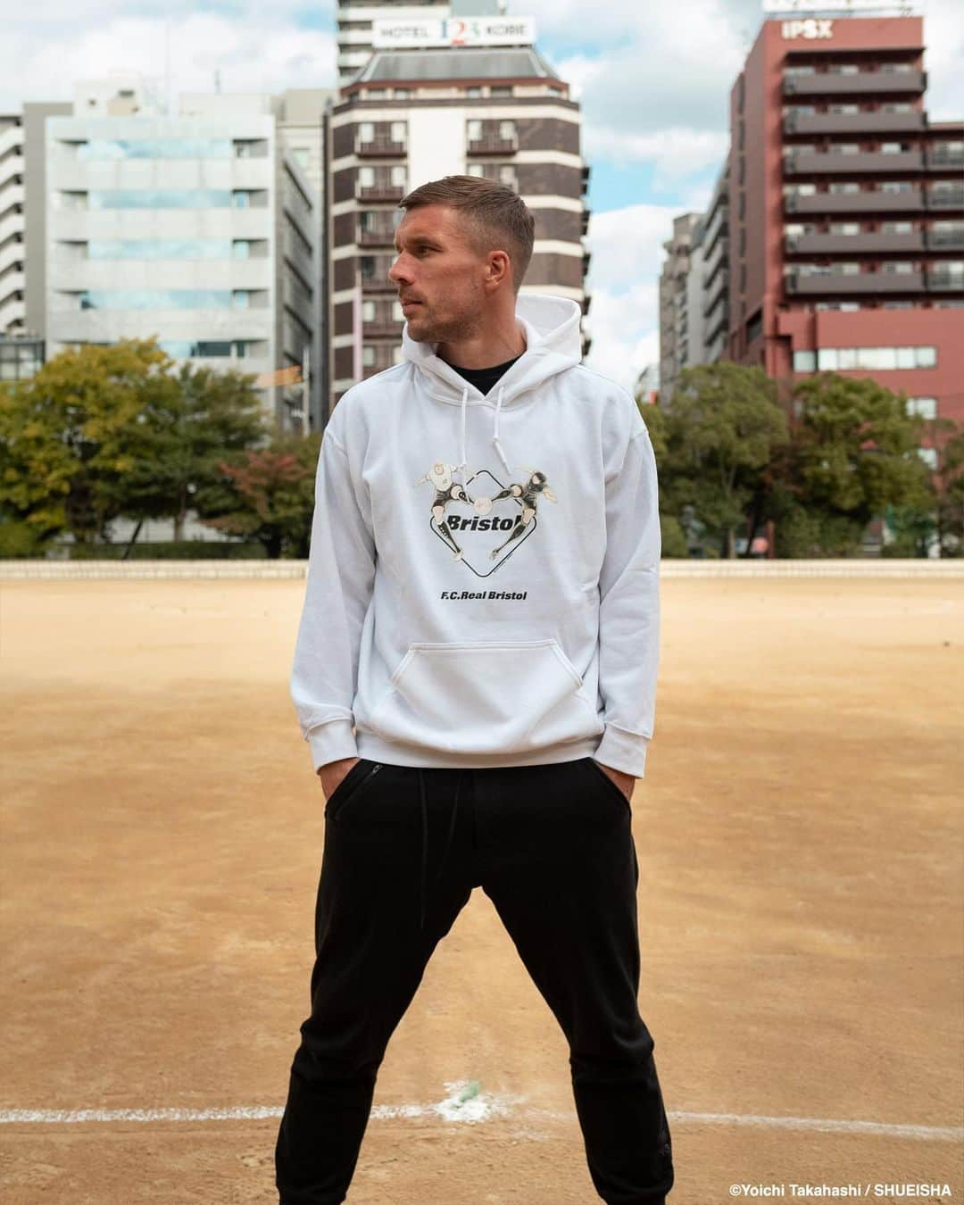 ルーカス・ポドルスキさんのインスタグラム写真 - (ルーカス・ポドルスキInstagram)「🇩🇪STRASSENKICKER × F.C.R.B. ×『キャプテン翼』🇯🇵‬ ‪\‬ 人気シリーズ第二弾となる今回は、サッカー漫画<キャプテン翼>から、過去F.C.Real Bristolと何度もタッグを組んできた日向小次郎とのツインシュートで夢の共演。﻿ ﻿ 高橋陽一先生が今回の為に書き下ろした貴重な作品となっている。﻿ ‪オンラインショップにて販売中‼️‬ ‪オンラインショップはこちらより⬇ ﻿ https://shop.strassenkicker.jp  #FCRB / #ポルディ / #ポドルスキ / #ルーカスポドルスキ / #Podolski / #STRASSENKICKER×FCREALBRISTOL / #LP10 / #キャプテン翼 / #日向小次郎 / #ツインシュート / #SHUEISHA / @soph_co_ltd﻿ @poldi_official / @kiyonaga_soph 💯🙌🏻🔥」12月2日 17時03分 - lukaspodolski