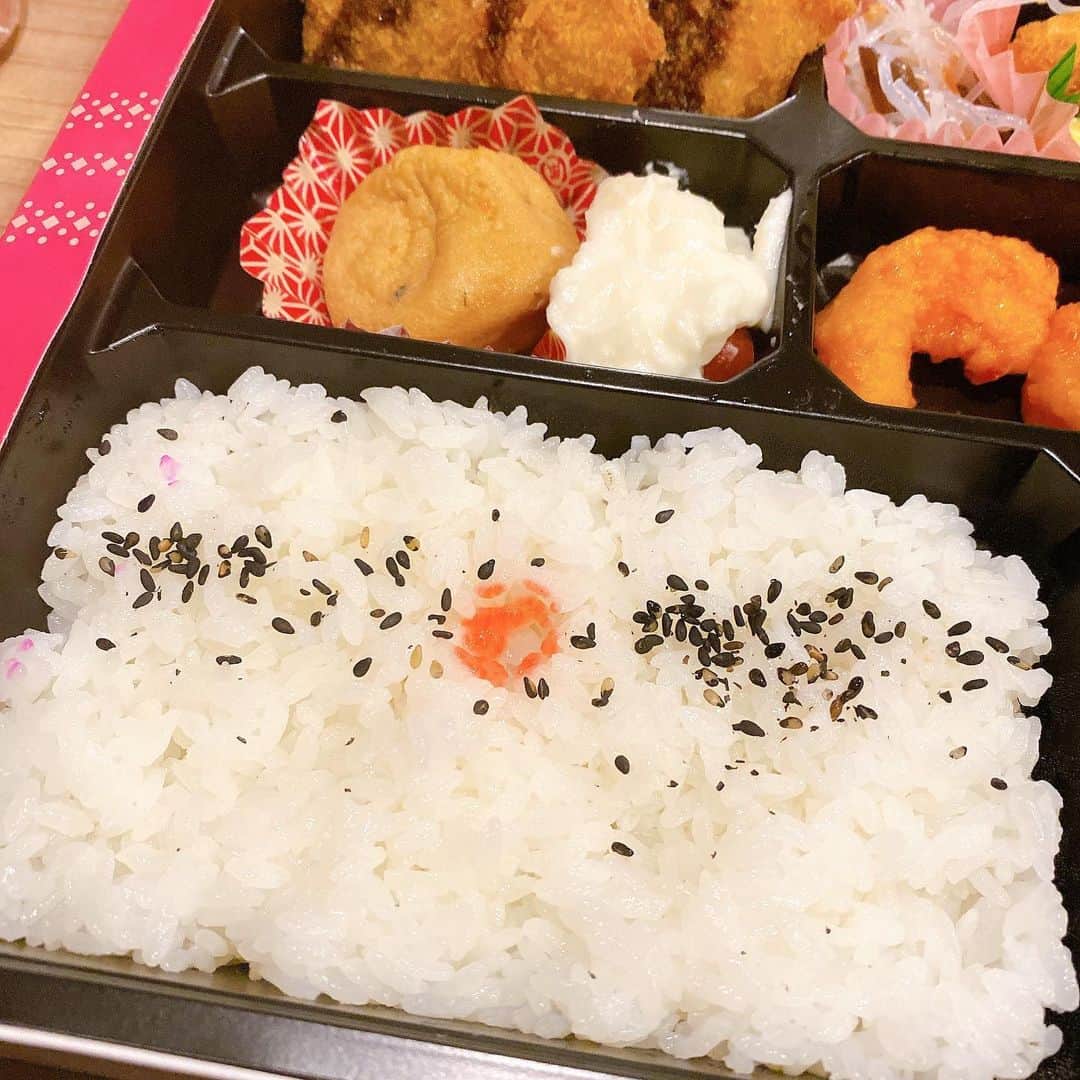 朋未のインスタグラム：「ワイの梅干しどこやったー！！！ の図(探してみてね)  収録の時、食欲より緊張の方が勝ってしまうのでよくお持ち帰りして 夜ごはんにします。(出張時)  宿題や覚えることが多いときは カプセルホテルに泊まります。😊 カプセルホテルって好きだなー。 普通のホテルより好き🤔  保育士試験の実技が終わったら 行き帰り夜行バスで実家に帰るの楽しみ（╹◡╹）✨」