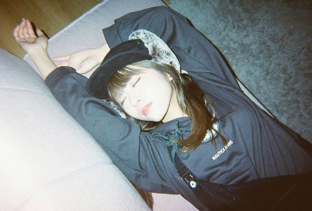 楠ろあさんのインスタグラム写真 - (楠ろあInstagram)「ひなちゃんがフィルムで撮ってくれた写真📸 事務所で寝てるわたしです ・ ところで12月入ったね 12月はたくさん会えるね楽しみ」12月2日 17時22分 - roa.k6