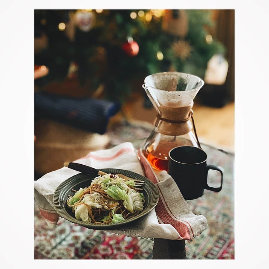 Natsuko Motoiさんのインスタグラム写真 - (Natsuko MotoiInstagram)「Whole grain spaghetti with cabbages and Shirasu for my lunch. Last weekend, I decorated a Christmas tree with my DIY advent calendars🎄 I can’t believe it’s  already December! . ストーリーにもあげましたが、先週末にアドベントカレンダーをツリーに飾りました。 あっという間に12月で驚き！ . . . . #lunch #spagetti #pasta #chemexlove #myhome #christmas #adventcalendar #DIY #myhouseidea #diy女子 #ランチ　#パスタ　#おうちごはんlover #うつわ #暮らし　#くらしを楽しむ #アドベントカレンダー #暮らしのアイデア #interior #とりあえず野菜食 #インテリア　#クリスマスツリー」12月2日 17時32分 - natsu_motoi