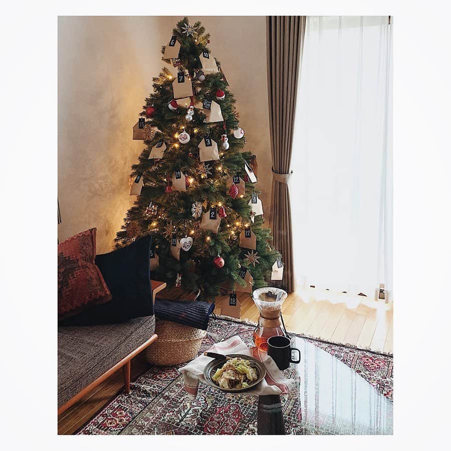のインスタグラム：「Whole grain spaghetti with cabbages and Shirasu for my lunch. Last weekend, I decorated a Christmas tree with my DIY advent calendars🎄 I can’t believe it’s  already December! . ストーリーにもあげましたが、先週末にアドベントカレンダーをツリーに飾りました。 あっという間に12月で驚き！ . . . . #lunch #spagetti #pasta #chemexlove #myhome #christmas #adventcalendar #DIY #myhouseidea #diy女子 #ランチ　#パスタ　#おうちごはんlover #うつわ #暮らし　#くらしを楽しむ #アドベントカレンダー #暮らしのアイデア #interior #とりあえず野菜食 #インテリア　#クリスマスツリー」