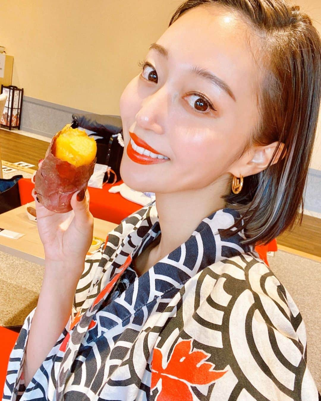 梅谷安里さんのインスタグラム写真 - (梅谷安里Instagram)「👘🍠♨️ お芋スイーツの季節〜🍠🤤 こないだあさかと空庭温泉へ🧖‍♀️ 温泉でゆっくりした後 弁天麺の食べ比べしたり お芋スイーツも楽しんだよ🤤❤️ 甘みたっぷりな焼き芋もあって食べちゃった🤭 昔から焼き芋大好き🍠 是非行かれた方は、世界の麺の食べ比べに スイーツとかも楽しんでね❤️ @solaniwaonsen #空庭温泉#弁天町 #女子会#PR#貸切風呂 #solaniwaonsen #温泉#onsen #やきいも#🍠」12月2日 17時27分 - anriworld