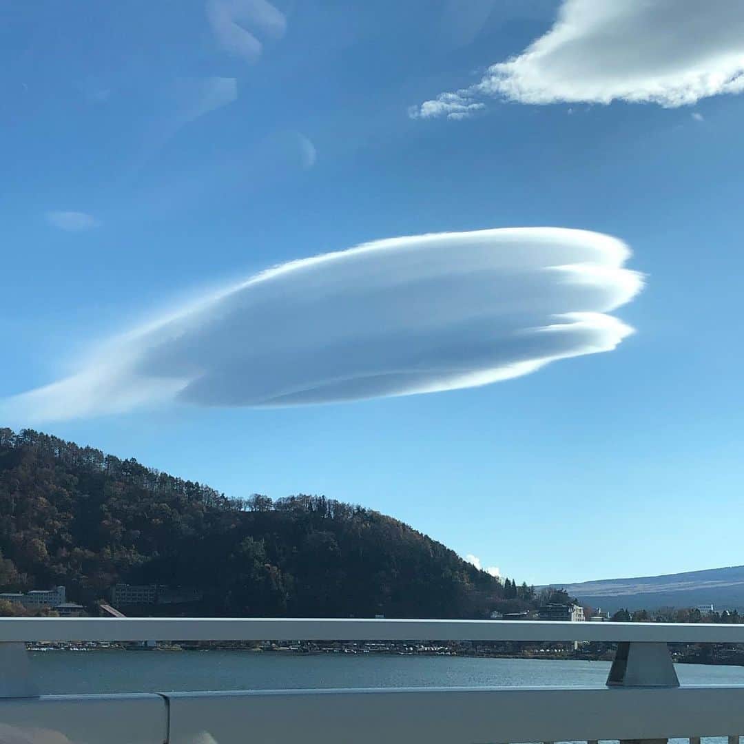 高橋ひとみさんのインスタグラム写真 - (高橋ひとみInstagram)「昨日見た珍しい雲☁️笠雲とつるし雲、幻想的でした。 変わった雲だとはなしをしていたら、今日の情報番組でこの雲について説明されていました。 雨の降る前にあらわれる☁️だそうです。」12月2日 17時27分 - hitomi_momoe