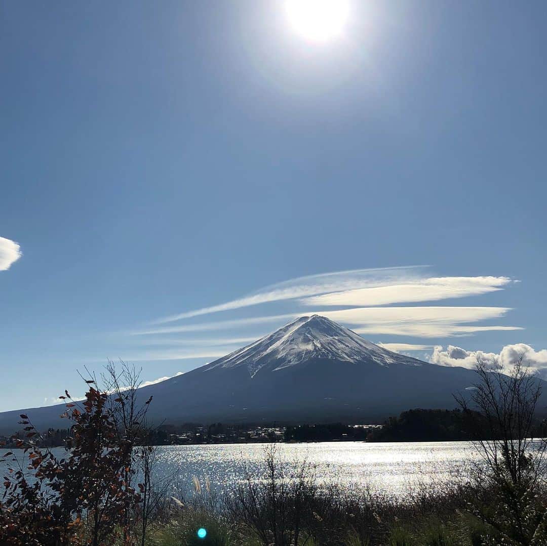 高橋ひとみさんのインスタグラム写真 - (高橋ひとみInstagram)「昨日見た珍しい雲☁️笠雲とつるし雲、幻想的でした。 変わった雲だとはなしをしていたら、今日の情報番組でこの雲について説明されていました。 雨の降る前にあらわれる☁️だそうです。」12月2日 17時27分 - hitomi_momoe